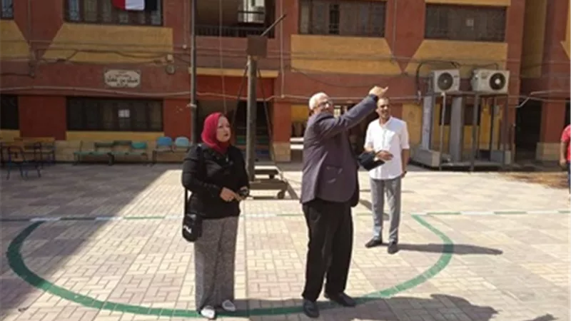 وكيل تعليم القاهرة تتفقد إستعدادات إدارة باب الشعرية للعام الجديد