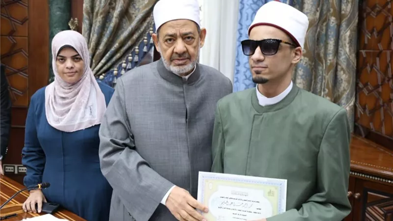 الإمام الأكبر يكرِّم الطلاب الأوائل في حفظ «الخريدة البهية»