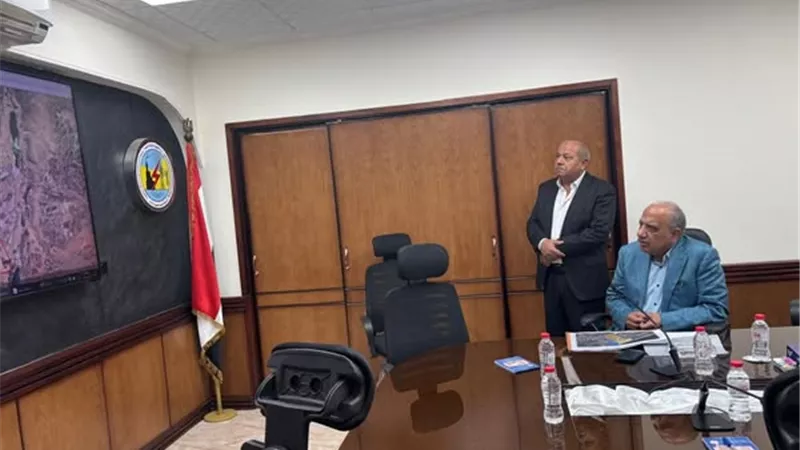وزير الكهرباء يتفقد مواقع العمل بقطاع الإسماعيلية..صور