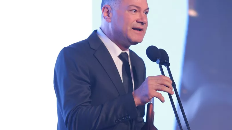 الإعلامي نشأت الديهي يتسلم جائزة تكريم 