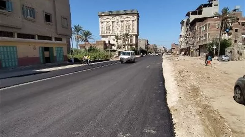 محافظ دمياط يتابع أعمال الرصف بطريق عزبة البرج