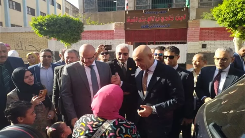 في أول أيام الدراسة.. وزير التعليم يفاجئ مدارس القليوبية
