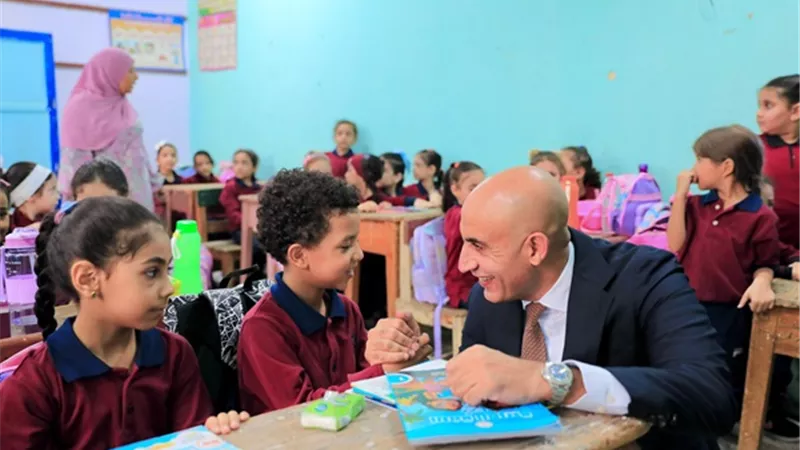وزير التعليم يحاور أحد تلاميذ مدرسة ابن خلدون بالقليوبية