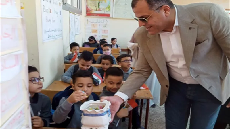 وكيل تعليم دمياط يتابع انطلاق العام الدراسي من مدرسة مناع خليل