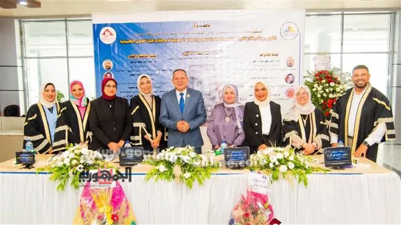 رئيس جامعة دمياط يشهد مناقشة رسالة ماجستير بكلية الفنون التطبيقية