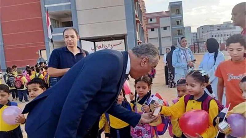 بالاعلام والشوكولاتة .. بداية مبهجة للعام الدراسي بتعليم العبور