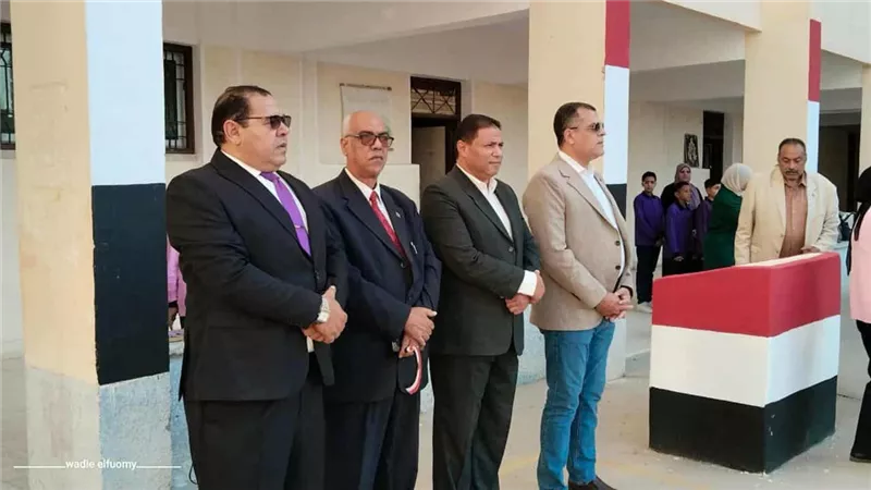 انطلاق الدراسة بمدارس دمياط.. ووكيل الوزارة يشارك الطلاب الفرحة