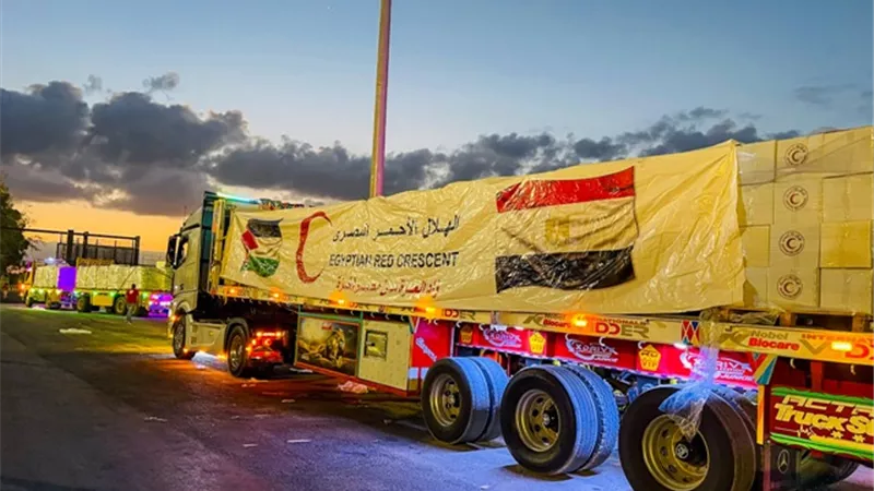 الهلال الأحمر المصري يُطلق قافلة «زاد العزة» الـ41 حاملة 2500 طن مساعدات لغزة