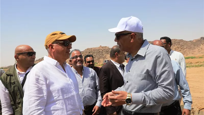 وزير الرى ومحافظ أسوان يتفقدان المفرخ السمكى بالشلال
