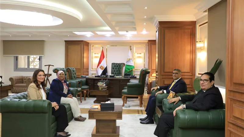 محافظة الجيزة توقع بروتوكول تعاون مع جامعة القاهرة لتعقيم الكلاب