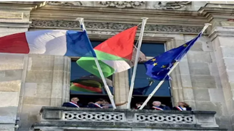 رفع العلم الفلسطيني فوق بلدية 