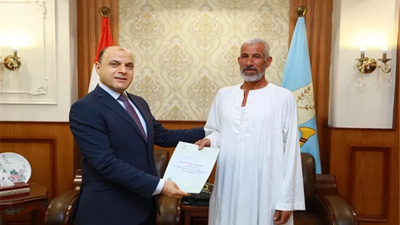 محافظ كفرالشيخ يسلم عقود تقنين أراضي أملاك دولة للمستفيدين