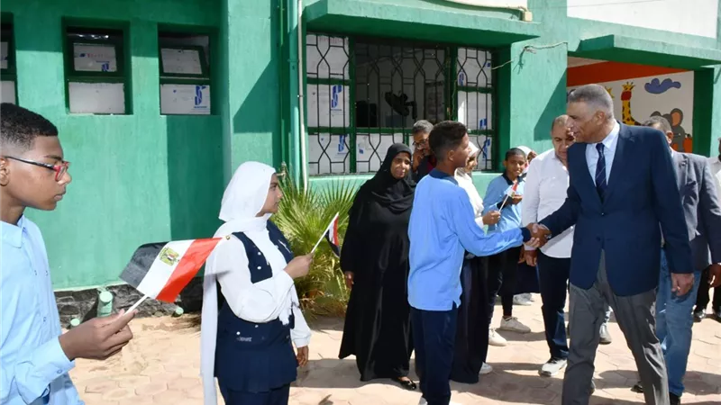محافظ أسوان يتفقد مدارس قرى أبو الريش بحرى وقبلى