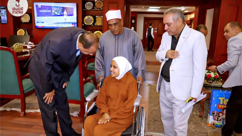 محافظ سوهاج يكرم الطالبة 