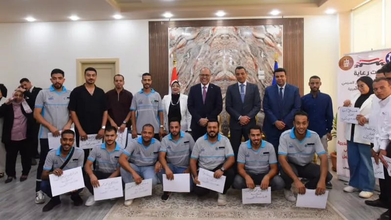 وزير العمل والمحافظ يسلمان 81 عقد عمل لشباب السويس..صور