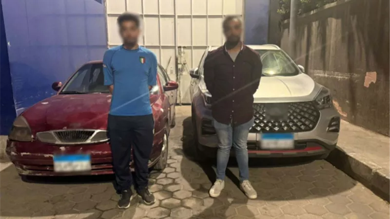 ضبط قائدى سيارتين عطلا الحركة المرورية حال سيرهما بموكب زفاف