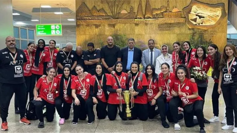 خالد فتحي يستقبل بطلات أفريقيا لكرة اليد فى مطار القاهرة