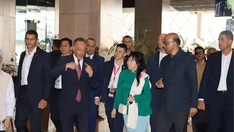 رئيس سنغافورة وحرمه يزوران المتحف الكبير ومنطقة أهرامات الجيزة