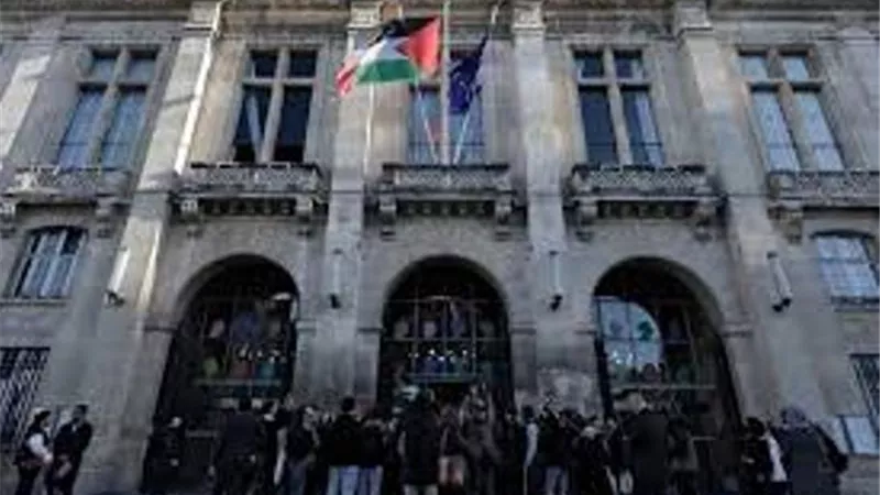 رفع العلم الفلسطيني فوق 21 مبنى بلدية في فرنسا