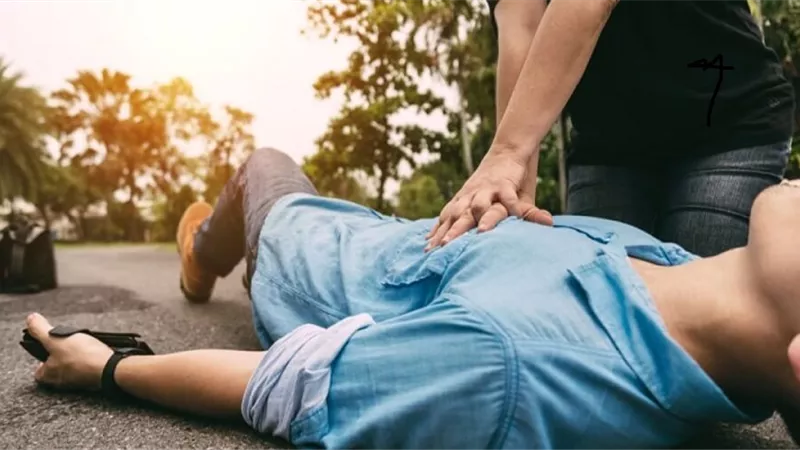الخطوات الصحيحة لإنقاذ حياة الشخص عند تعرضه للإغماء