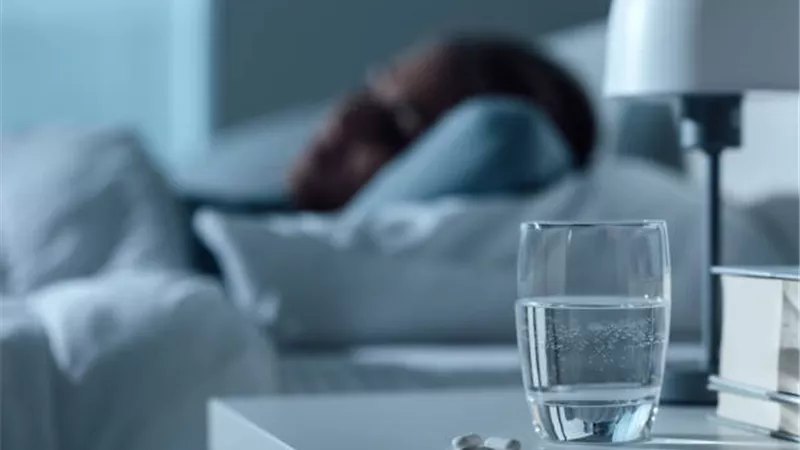 أضرار ترك الماء مكشوفًا قبل النوم .. تأثيرات صحية وبيئية