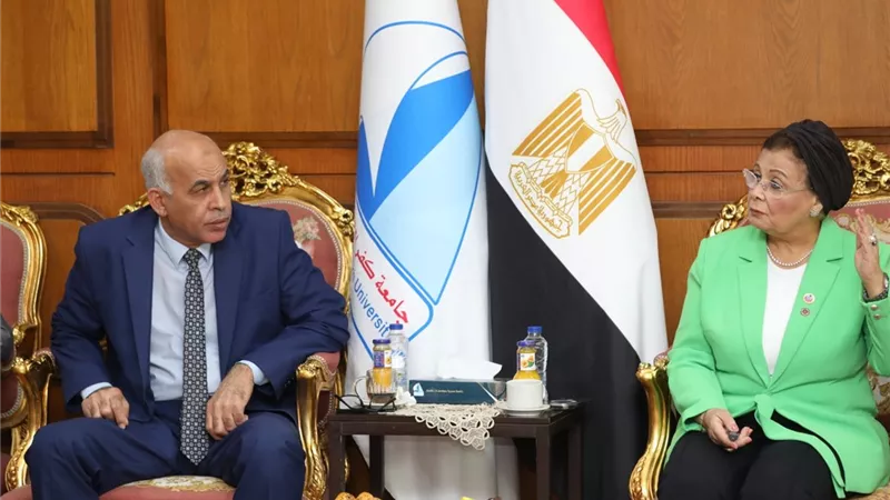قنا.. الفقي يتفقد انتظام الدراسة بنقادة الثانوية الصناعية بنات