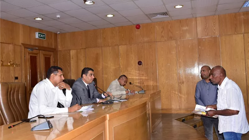 نائب محافظ الأقصر يبحث 45 طلبا وشكوى فى اليوم المفتوح