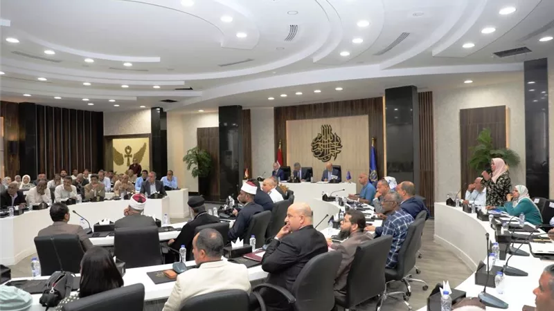 محافظ أسوان: إنجاز المشروعات وسحب الإعتمادات من المتقاعسين