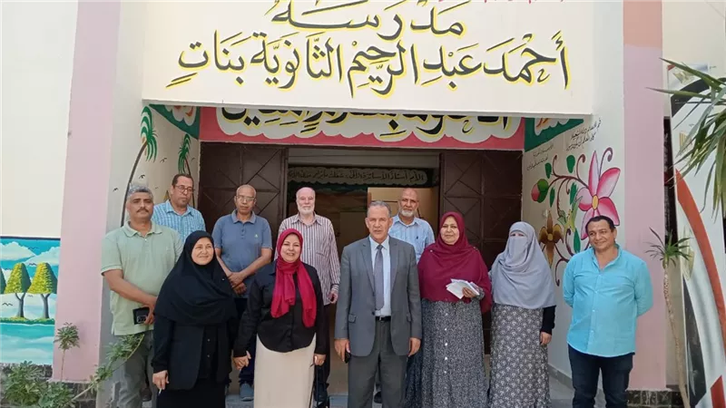 مدير تعليم أسيوط يتفقد انتظام الدراسة في العام الجديد..صور
