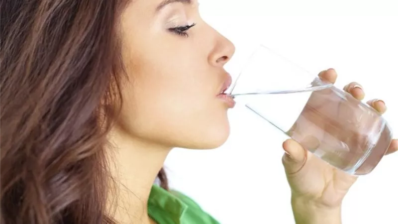 أسباب الشعور بالجفاف رغم شرب كمية كافية من الماء