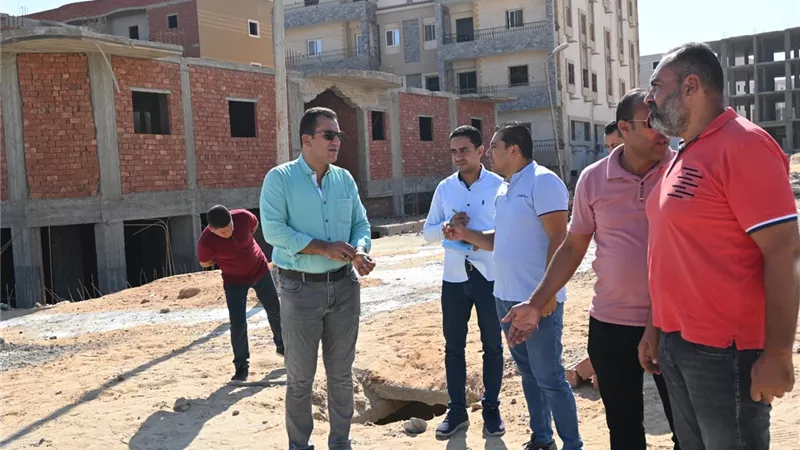 رئيس الجهاز: إجراءات عاجلة لتحسين الإنارة والطرق بالعاشر