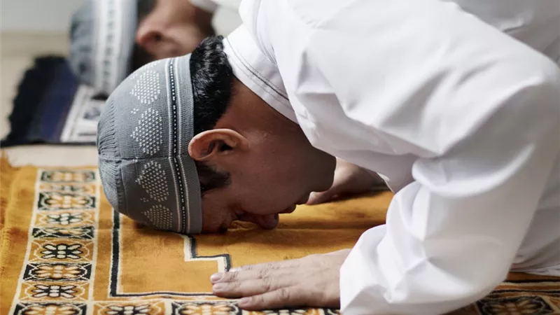 الإفتاء توضح حالات الالتفات في الصلاة وأحكامه