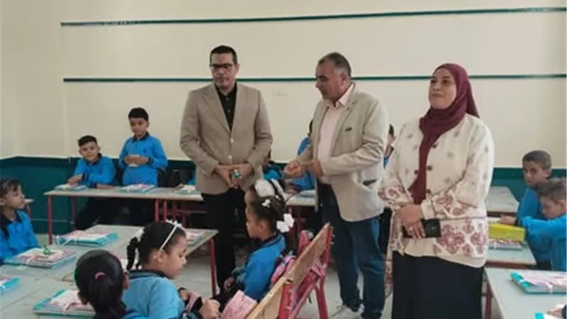 وكيل تعليم الإسماعيلية يتفقد أول يوم دراسة بإدارة فايد ..صور