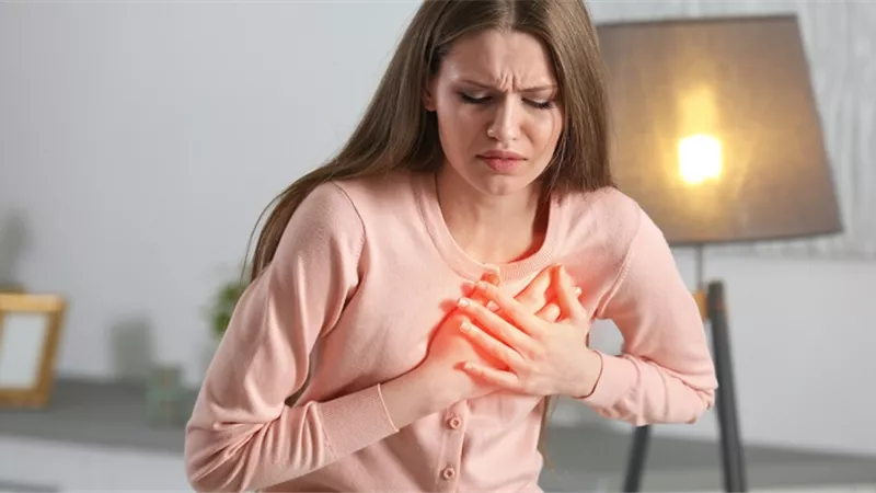 تسارع ضربات القلب دون سبب .. متى يكون مؤشراً على أمراض خطيرة؟