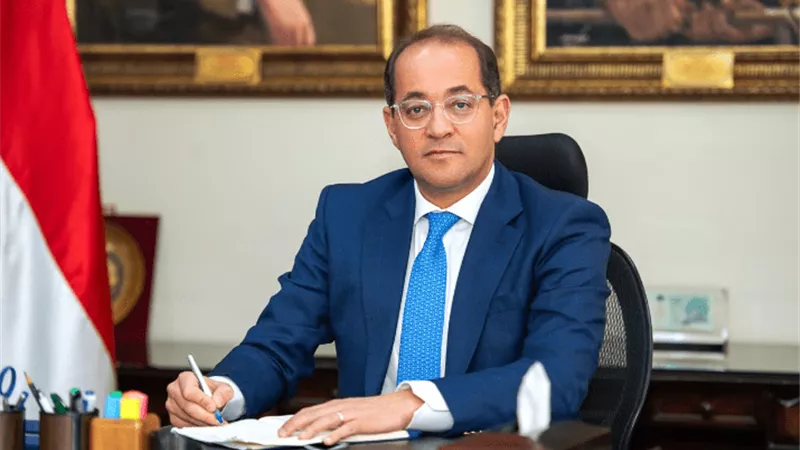 وزير المالية يشارك في 
