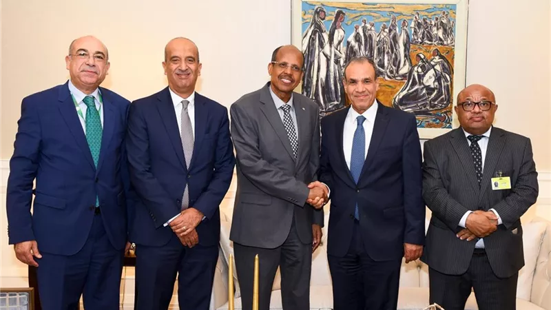 وزير الخارجية يلتقي رئيس مفوضية الاتحاد الإفريقي