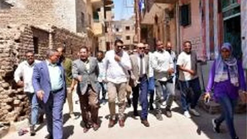 محافظ الأقصر يتفقد مشروعات الطرق الجارية بمركز ومدينة أرمنت