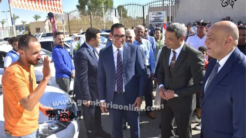 الشاذلي يسلم الدفعة الثالثة من التاكسي بمبادرة“الأمان والتوفير