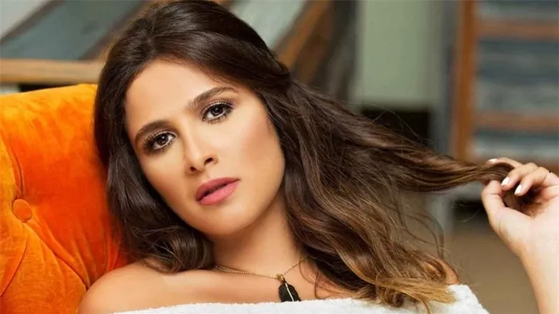 عمرو محمود ياسين يهدي جائزته لياسمين عبد العزيز