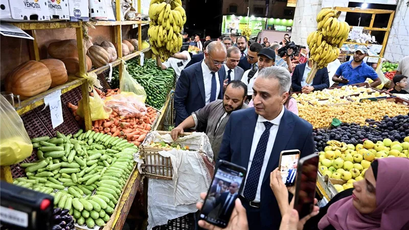 رئيس جهاز حماية المستهلك يقود حملة ليلية مُفاجئة علي الأسواق بالمقطم
