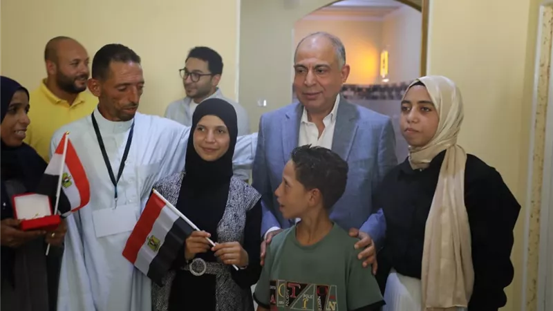 محافظ المنيا يسلم منازل ومشروعات تنموية للأسر الأولى بالرعاية