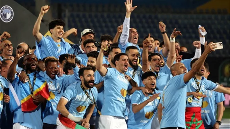 رئيس رابطة الأندية المصرية يهنئ بيراميدز بتتويجه ببطولة القارات