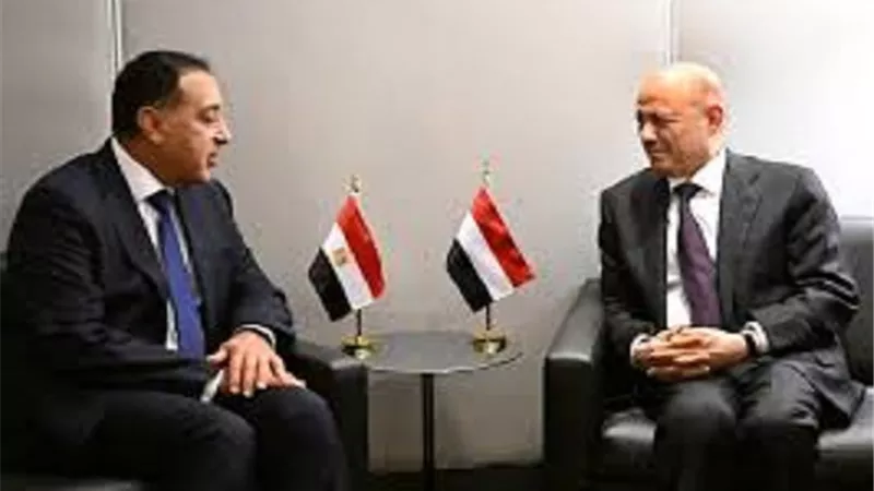 رئيس الوزراء يؤكد لرئيس مجلس القيادة الرئاسى اليمنى دعم مصر للحكومة الشرعية فى عدن