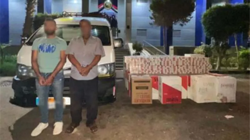 ضبط شخصين وبحوزتهما أكثر من 43 ألف عبوة سجائر مجهولة المصدر