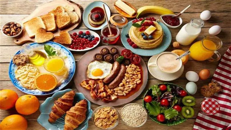 خبراء يحذرون: الإفطار المتأخر يقلل متوسط العمر