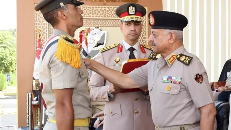 وزير الدفاع يشهد حفل تخرج الدفعة (168) من كلية الضباط الإحتياط