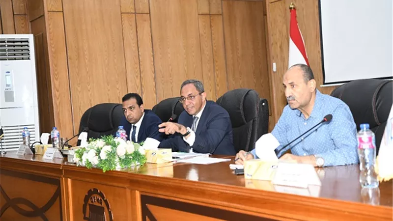 محافظ قنا: خطط عاجلة لحماية القرى والمنشآت من أخطار السيول