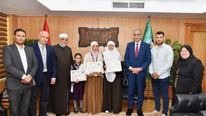 محافظ الفيوم . يكرم ثلاث طالبات أزهريات لحصولهن على مراكز متقدمة