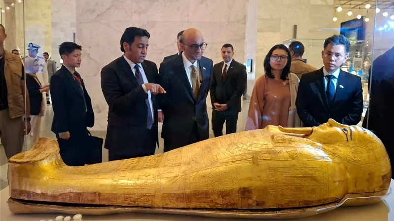 رئيس جمهورية سنغافورة يزور المتحف القومي للحضارة المصرية