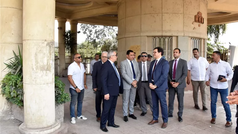 وزير الثقافة يتفقد عددًا من المواقع الثقافية بساحة دار الأوبرا